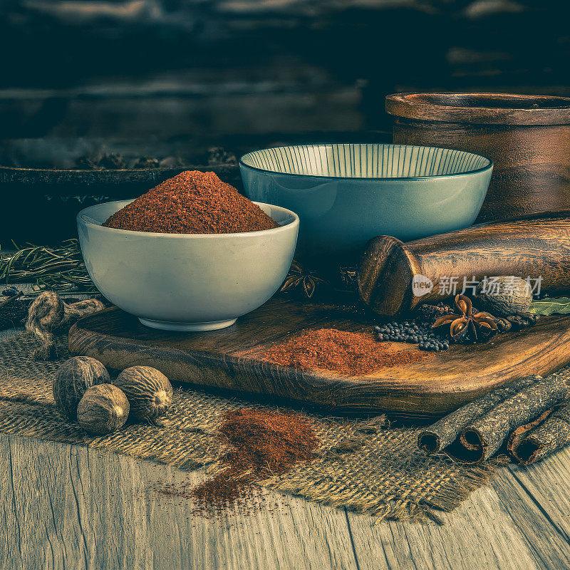 TEX MEX红辣椒粉木制桌子的背景。香草、香料及烘培干粮配料。臼和不同的香料。别墅的厨房。产品摄影